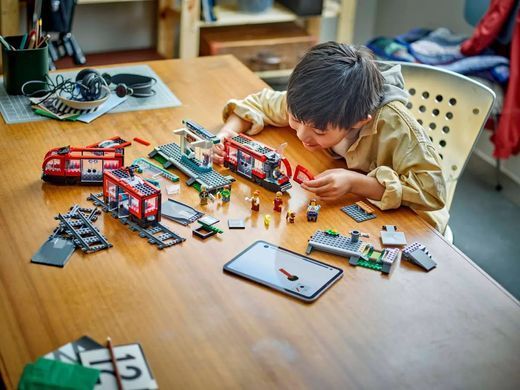LEGO Конструктор Трамвай і вокзал у центрі міста (60423)