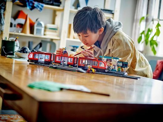 LEGO Конструктор Трамвай і вокзал у центрі міста (60423)