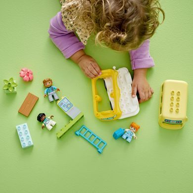Конструктор LEGO DUPLO Поездка на автобусе (10988)