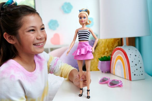 Фотография, изображение Кукла Barbie "Модница" в розовой юбке с рюшами (HRH11)
